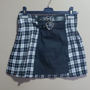 Romwe Plaid Black Skirt with Heart Buckle Size Medium
